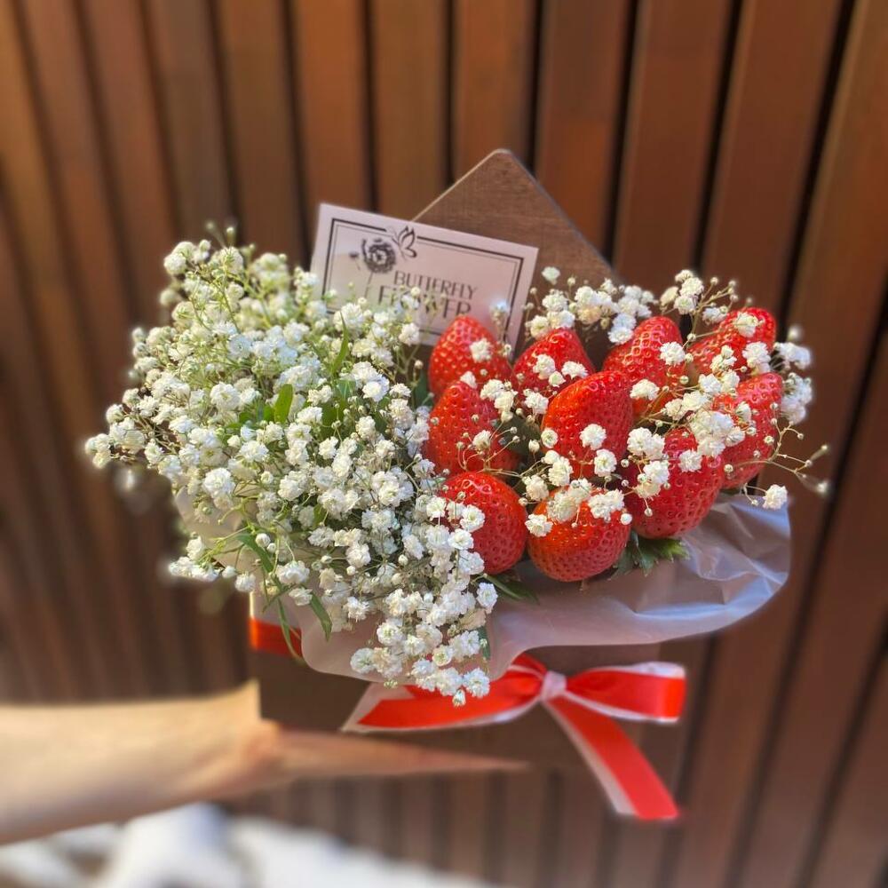 Съедобный фруктовый букет из клубники в шоколаде и гипсофилы в деревянном конверте "Сьюзи" Съедобный фруктовый букет из клубники в шоколаде и гипсофилы в деревянном конверте "Сьюзи"